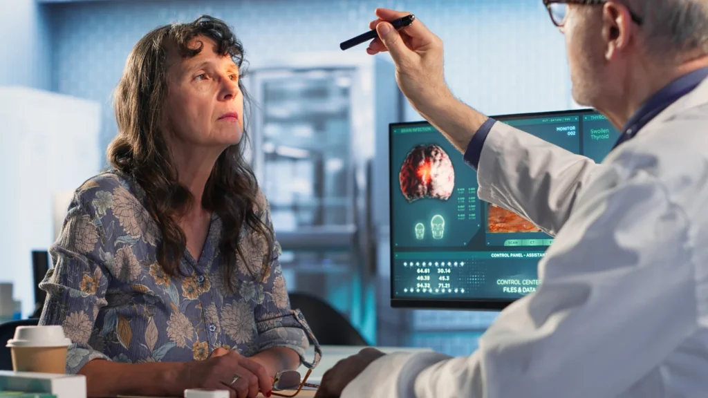 Médico realizando exame neurológico em uma paciente (imagem ilustrativa)