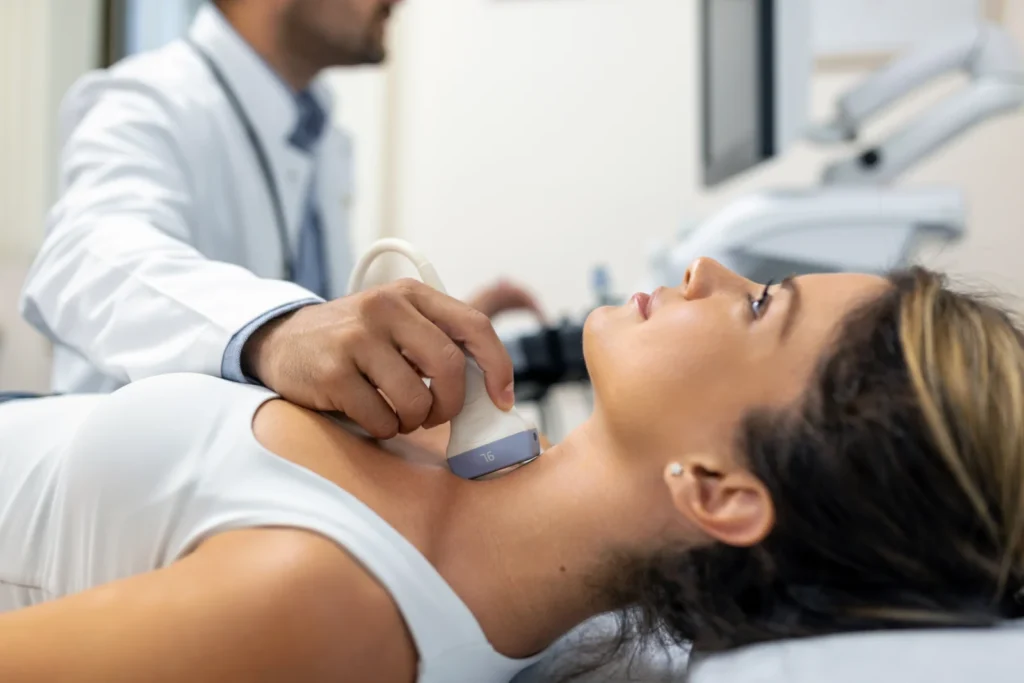 Médico realizando exame de ultrassom em uma paciente (imagem ilustrativa)