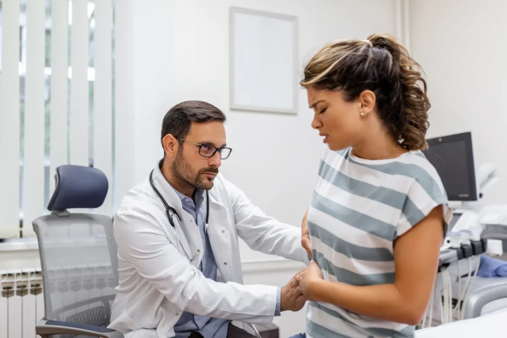 Paciente conversando com o médico durante a consulta (imagem ilustrativa)