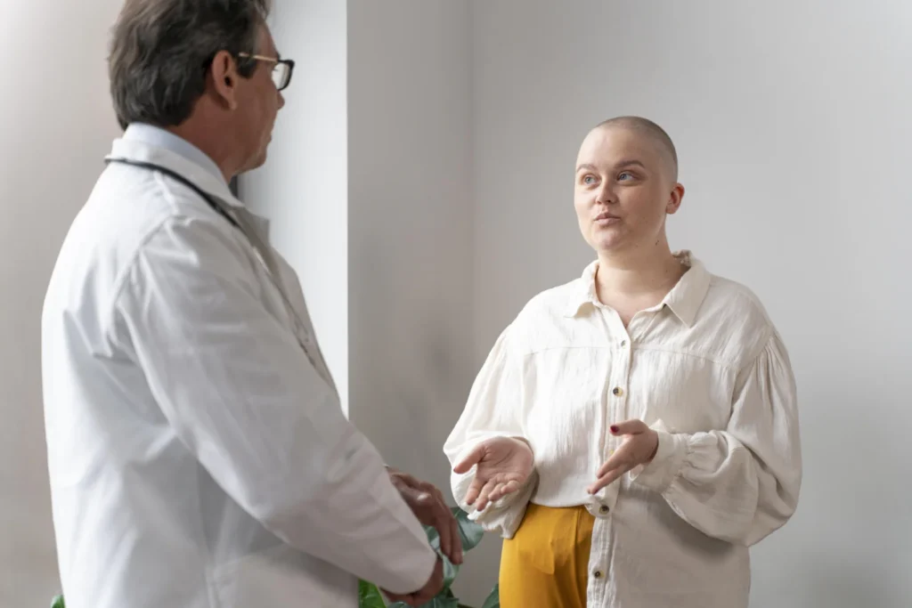 Paciente conversando com o médico durante uma consulta (imagem ilustrativa)